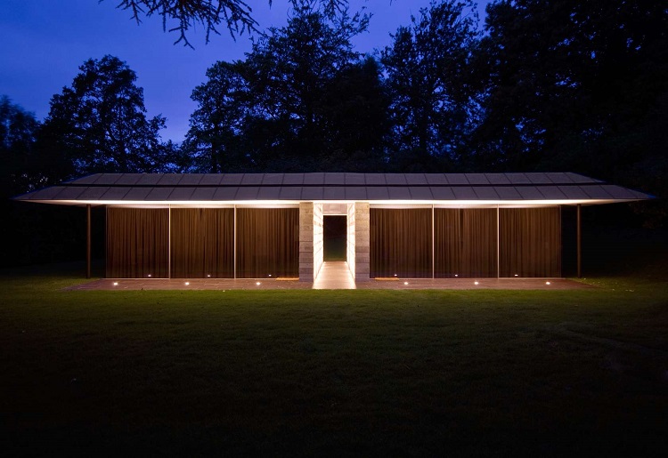 Moderna construcción muestra un jardín con un toque zen